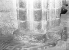 Pile nord-est de la croisée : base des colonnes jumelées côté collatéral nord