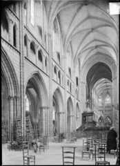 Intérieur : nef avec chaire à prêcher, vers le choeur