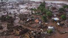 Des maisons en ruines après la rupture de deux barrages en 2015, qui a inondé la petite ville de Bento Rodrigues dans l'État du Minas Gerais, au Brésil.
