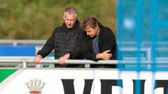 Sucht einen neuen Kaderplaner für den FC Schalke 04: Sportvorstand Frank Baumann (l.)