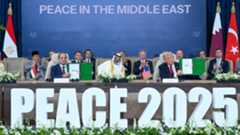 الرئيس الأمريكي دونالد ترامب والرئيس المصري عبد الفتاح السيسي يعرضان الوثيقة الموقعة في قمة غزة في شرم الشيخ، الاثنين 13 أكتوبر/تشرين الأول 2025.