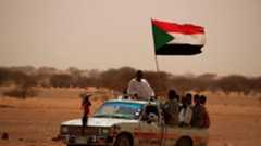 أنصار قوات الدعم السريع شبه العسكرية داخل سيارة في السودان.