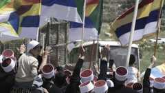 دروز إسرائيل يستقبلون الدروز القادمين من سوريا عند معبر مجدل شمس على الحدود في الجولان ( 25/04/2025)