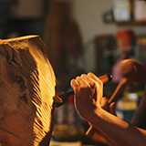 現在高3で日本画志望の美大受験生です。 今まで、透明水彩で着彩の練習を行ってきましたが、先日美大予備校の先生に、あなたは不透明水彩の方が向いているかもしれないと言われました。 日本画志望で不透明水彩を使うという発想が今まで無かったため、今から練習して間に合うか不安です。(不透明水彩は趣味で使うことはありましたが、本格的に習ったことはないため、正しい使い方もいまいち分かっていません) ・日本画志望で不透明水彩を使う人はいるのか ・不透明水彩の難易度 について教えて頂きたいです。 最近メンタルが不調なので、なるべく優しく教えて頂きたいです。 よろしくお願いします。