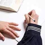 多摩美術大学のメ芸を総合型で受けようと思っております。 ポートフォリオを作ろうと思うのですが、 ①読み切りサイズのオリジナル漫画(メイン) ②⬆️の表紙のようなカラーイラスト ③デッサン(アナログ) ④また別のイラストまたは学校で制作した水彩画。(アナログ) (⑤ラフタッチのイラストを追加した方が良ければ追加する) 上の4点をWebサイト形式に纏めるとき、サイトのデザインとして活用、別ページで解説という形でも大丈夫でしょうか? また、学科の特性上こちらの内容は適しているでしょうか? 適していなければ漫画メインで戦えそうな学科を教えて頂きたいです。 一応メインの機材はiPad、サイトを作る時だけPCを使用する予定です。