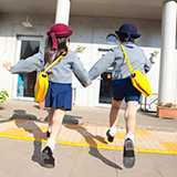 私は保育園に務めており、担任でクラスを持っています。発表会の前日にインフルエンザに罹患したのですが、園長に「インフルエンザでも何でも来い、それが担任の責任だ。運転が無理なら迎えに行く。 」と言われました。結局休みにはなったのですが、園で他の先生には「熱があってもわざわざ言うな。3時間布団に寝てるのも、ここに来て子どもに指示出すのも同じ。正職員はそれだけの責任がある。来て当たり前。」と言っていたそうです。今回ので、こんな園辞めてしまおうと決意はしてます。園や園長の名前も公開したいぐらいです。これって普通にパワハラですよね?