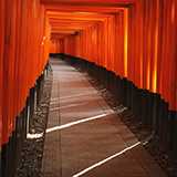 無料観光施設で個展があり、そこの道路にやや近い机に芳名帳があったのですが悪意ある人が来たら画像撮れる状態で無防備だなと思いました。 隠すものもなく、昔ながらの芳名帳でして、他の個展もこんな感じなのでしょうか。 その個展に作家さんは不在、施設管理者はその芳名帳の管理はしていない、住所は番地まできちんと書いてる方は半分くらい、来場される方は少ない、こんな感じです。 自分は施設に用があり個展は見なかったのですが、どっかのこどもが難しい漢字以外の読めるとこだけを読み上げていたので芳名帳が机にあることに気が付きました。 ご意見くださると嬉しいです。