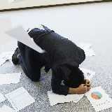 ある会社に8月から正社員として 働いてます。新人です。 会社は4つの部署に別れてるのですが ある部署の課長に 目つけられてるのか分かりませんが、 自分がその課長の部署の研修中に1度、 誰に同行すればいいのか分からず、そのまま 会社に午前中居座るような形になってしまいました。 その後それを知った部署の方々(もちろんその課長も)が大焦りになって対応していただきました。 それはわたしが100悪いので、その部署の方と もちろん課長にも一対一で迷惑おかけしてすみませんと、謝りました。 その時はいいよいいよ!とニコニコでした、 その後正式に入社が決まり、 その迷惑を掛けた部署とは違う所に配属されました。 ある日トイレで手を洗っていたら、 その課長とすれ違いそこでは普通に挨拶もしていました。 そして自分が部署に戻るとその数分後に その課長がわざわざ部署まで来て (自分)くん~、会社では腕まくりやめようか 、その黒いヒートテックみたいなのね、 お客さん見たらどう思うかな? と言われました、 その時は現場から戻ってきたのもあり、 暑かったので腕まくりはしてました。。 しかもその腕まくりは自分だけでなくその課長も部下ももちろん、様々な方が 自分と同じように黒いヒートテックきて作業着腕まくりをしてました。 というかここでもおかしいんですけど わざわざトイレで言えばいいのに みんながいる部署で公開説教みたいなのするのもちょっとな、、って思いました、 しかもいや、(自分)は悪くないよ 何も言わない部署が悪いから~などと 嫌味のようにいわれ、 自分はいえ、自分がちょっと気抜けてたところがあったので自分が悪いですーといったら 自分以外の社員さんにも注意していきました、 気をつけてねと言われ、公開説教をされた時点で結構辛いっていうかもうグッって心が痛かったんですけど、その場は他の先輩方が あーいう人だから仕方ないよと慰めて下さって 終わったのですが それから何日かたち、 自分はあいさつをモットーにしてるので、 いつもすれ違う時はあいさつを欠かさないようにしてました、 その公開説教課長にも同じように大きい声で あいさつをしましたが聞こえてないのか その時は分かりませんが無視されました、 その時は気にしてませんが また別日にすれ違った時に明らかに 課長しかいないのにまたあいさつを無視されました。 そして、今日はきちんと目を合わせて 会釈してあいさつをしましたが また無視されました、 さすがにメンタル来ました、、笑 なんかそんなに気触れたのかなって、 自分の会社は宿直、日直制で その課長と一緒になる時もあります、 それもあり、とてもあいさつ無視されたりしてたり公開説教の件もあり、 かなりメンタルきてて、ハラスメントというか そういうのに相談しようかも迷ってます、 こういった課長が挨拶を無視するというのは なにかハラスメントなどに当たるんですか?