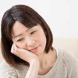 こんな子って何が不足していて、 どういった家庭環境なのでしょうか? 近所の小学校高学年の男の子についてです。 俺んちは金持ちだ、 とか いい車乗ってるんだ、 うちの家は金持ちだからでかい とかいう発言が多い。 ブツブツと独り言をずっと言っている。 独り言風なんだけど、誰か自分の発言拾ってくれってつもりで話しているなこの子というのが丸見えです… チラチラと私を見ながら言ってきたり… 大人の私にも、敬語は一切使わない。 うちの犬に、 コイツ噛むから嫌いなんだよ! この犬だけは無理! 等など… (もちろん一度も噛んだことなんてありません。近づけないようにしてますが、寄ってきておちょくるような犬が嫌がることをします。) 他の子に、 からかったり煽ったりするから悪いんだよ と注意されても聞く耳をもちません。 その他乱暴な発言の数々。 最初は、この子かまってほしいんだな〜と感じたので、大人の対応で接していましたが、呆れ果てて、発言を拾うのをやめました。 周りの子どもたちも呆れている様子で、その子の言葉を拾うことをしなくなりました。 決していじめることはなく、距離をとっているという感じです。 本来家の大きさや車でお金持ちだとか決まりません。 が、随分とうちの子や他の子たちを馬鹿にしていましたので言わせて頂きます… 家は小さい小さい平屋 車は商用車でよく見るミニバン あれ?と思ったのは、親は、ノースフェイスとかそれなりに見えるものを着ているのに、その子はこの季節に袖も裾も10センチも短い、サイズアウトした服を着ているんです。 運動会でも体操着が小さくて、どうして買ってあげないんだろう、、、と思ってしまうほど。 マウンテンバイクも高学年なのに、1年生サイズのものに乗っていて。 いよいよ、子どもの世界でも、あれ?という話になり。 お父さんは音楽関係(楽団ではない)らしいのですが、学校行事等ほとんどお父さんで、夕方16時頃にランニング?しているなぁ… と思ったら、どうやらうちの周りを偵察していたようで、ある日覗き見るような姿を目撃しました。 ちょっと珍しい車に変えた時でした。(うちはお金持ちじゃありません) 数日後、うちほどにカスタムしていない同車種に乗り、うちの周りをぐるぐるし始めて… 子供たちも気がついて気持ちが悪くなってきました。 奥さんも意地悪というか、そんな感じのことをする方で… すごく我が家に対して対抗意識も感じます。 その子ですが、私が他の子と山の話をしていた時に、いいなーいいなーと言うので、山行くでしょ?って聞いたんです。 (車にキャリア積んでたし、色々経緯があって山好きかと思っていたので) そしたら、山行かない、キャンプもしない、行ってみたいって。 山に行きそうな車やファッションはしている、それはかまいませんが、ブランドのものを親は着ている。 でも子供には服や自転車はサイズアウトしても与えない。 ガッツリ山仕様のうちの車を真似たのは何故なのか。 子供の服や自転車、毎日接しているのだから小さかったら気がつきませんか? 保護者の方に多々矛盾を感じました。 ちなみに一人っ子です。 ご近所、明らかにあなたたちより裕福だよってお家が多いんです。 フリーで音楽って稼げるんでしょうか。 昼もふらふらとしていられるのですか。 奥さんはフルで働いていて、授業参観などもおりません。 お父さんお母さんが、うちは金持ちだとか、周りを馬鹿にするような発言や態度をしているからこうなっているのでしょうか。 (これは、保護者の態度からするにやっていると思います…なんでしょう、周りを小馬鹿にしております) お母さんがほぼ家にいない上にお父さんもふらふらしていて、かまってもらえず寂しい。 というのが予想です。 何か不足している気はするのですが、心理学的にどういったことなのか、可能であれば、親子両方についてどういった心理なのかお伺いしたいです。 ずっとご近所だと思うと嫌で。 何故覗き見して買った車で、ドヤれるのか? インスタには、車買っちゃいました!本当は別のがほしかったんだけど、これからdiyしたりいじります。コイツで稼ぐプランも考えてます! とか載せているのを友人に見せられました… diyやキャンプ、山、等々なんとなくそれっぽいことを並べてかっこつけたいだけにしか思えません。 実際やっていないことがわかってしまったから。 ほっておきたいのですが気分が悪いです。 また覗かれているんじゃないかと子どもたちも不安がっています。 対処法などあれば勉強したいです。 いい年になりこんな人いるのかと不思議です。 よろしくお願いします。 心理学のカテゴリーが見つからずすみません。