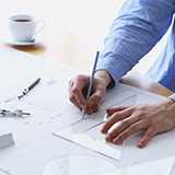 平等院阿弥陀堂について 建築を学んでる者です。 先日、京都へ行き、宇治の平等院へ行ったのですが、これがなぜ平安時代の阿弥陀堂の傑作とされているのかが全く分かりませんでした。 阿弥陀如来坐像と、雲中供養菩薩像には感激しましたが、建物自体は、大した事ないと感じました。まず、想像してたよりも一回り小さくて、写真で見るよりずっと安っぽくて、庭も大した事なかったし、極楽浄土はこんなものかという感じでした。 屋根のかかり方は不自然で、池は非対称なのに、建物は左右対称なのもよく分からないし、翼廊もなんのためにあるのかさっぱり分かりません。 阿弥陀堂で言ったら他の西本願寺やもっといいところがたくさんありました。 平等院阿弥陀堂って何がそんなにすごいのですか? 保存修復の仕方が悪いだけですか?