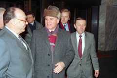 После заявления об отставке Михаил Горбачев, бывший президент СССР, встретился с советскими и зарубежными журналистами