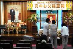 文鮮明氏死去後、肖像画が掲げられた弔問の祭壇=2012年9月3日、東京都渋谷区の教会本部