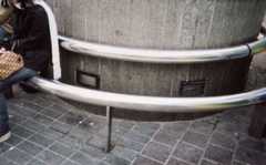 渋谷にある棒状の「ベンチ」