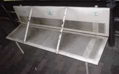 後づけで「間仕切り」をつけたと考えられるベンチ。2003年に五十嵐さんが撮ったという