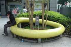 青山にある「オブジェ」。ベンチとして腰掛けても、カーブした表面は長居しづらい