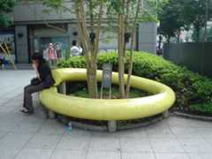 青山にあるオブジェ。カーブした表面は長居しづらい