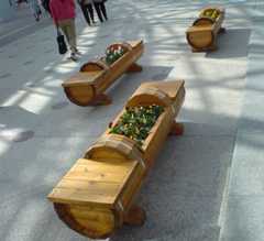 金沢駅前のベンチ。真ん中に「花壇」がそなえられている