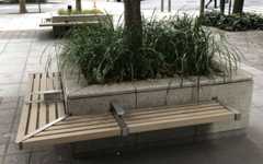 丸の内にある間仕切りのついたベンチ