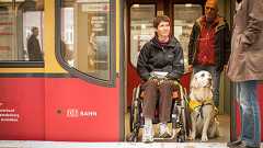 Rollstuhlfahrerin und ihr Assistenzhund Mobilitätseingeschränkte Fahrgäste können, wenn sie mit der S-Bahn unterwegs sind, zahlreiche Angebote an Unterstützung in Anspruch nehmen