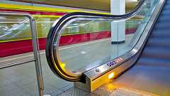 Rolltreppen In Bahnhöfen Zur Erleichterung der Wege können Sie auf Bahnhöfen mit mehreren Etagen auch Rolltreppen nutzen.