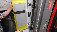 Einblick in die neue S-Bahn Die Rollstuhlrampe befindet sich direkt hinter dem Führerstand.