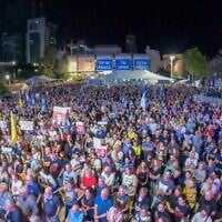 Crowds in Hostages Square in Tel Aviv rally to urge the release of the bodies of the last 13 deceased hostages held in Gaza, October 25, 2025. (Gilad Furst / Pro-Democracy Protest Movement) Crowds in Hostages Square in Tel Aviv rally to urge the release of the bodies of the last 13 deceased hostages held in Gaza, October 25, 2025. (Gilad Furst / Pro-Democracy Protest Movement)