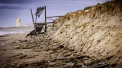 Una de las pasarelas destruidas por la fuerza del mar en la playa de El Palmar. Una de las pasarelas destruidas por la fuerza del mar en la playa de El Palmar.