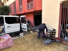 Un vecino deslaoja su vivienda. Un vecino deslaoja su vivienda.