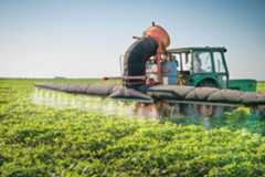 Maquinaria agrícola fumigando un cultivo. Maquinaria agrícola fumigando un cultivo.