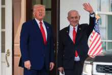Americký prezident Donald Trump si bol plánu izraelského premiéra Benjamina Netanjahua na útok na Irán vedomý. FOTO: Reuters/K. Mohatt