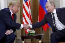 V Helsinkách si v roku 2018 americký prezident Donald Trump a ruský prezident Vladimir Putin rozumeli. Teraz chystajú stretnutie na Aljaške.FOTO: TASR/AP/P. Martinez Monsivais