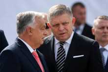 Maďarský premiér Viktor Orbán a premiér Robert Fico (Smer-SD). FOTO: TASR/AP