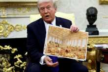 Americký prezident Donald Trump drží v ruke obrázok vizualizácie novej tanečnej sály Bieleho domu. FOTO: Reuters