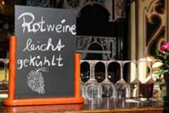 Leipziger Weinfest - leicht gekühlt Leipziger Weinfest - Details an einem Stand mit Tafel "Rotweine leicht gekühlt"