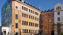 Gebäudeansicht des Musikalisch-Sportlichen Gymnasiums Leipzig - Rahn Education. Mehrstöckiges Gebäude mit teilweise gelben Ziegelsteinwänden. Gebäudeansicht des Musikalisch-Sportlichen Gymnasiums Leipzig - Rahn Education