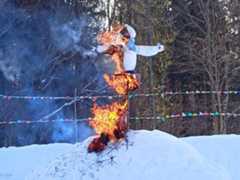 Этот вопрос возникает каждую весну, когда в России начинают печь блины и сжигать чучело. Ответ на него парадоксален: Масленица является и тем, и другим, представляя собой яркий пример симбиоза древних народных обычаев и христианского календаря.