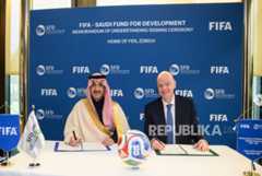 Presiden FIFA Gianni Infantino bersama CEO Saudi Fund for Development Sultan bin Abdulrahman al Marshad menandatangani kesepakatan pembiayaan sebesar 1 miliar dolar AS bagi FIFA untuk membangun stadion di negara negara anggota FIFA, Senin (24/11/2025).