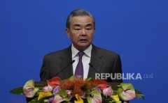 Menteri Luar Negeri Tiongkok Wang Yi berbicara di Beijing, Jumat, 5 Januari 2024.