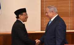 Pertemuan Yahya Cholil Staquf saat menjabat sekjen PBNU dengan Perdana Menteri Israel Benjamin Netanyahu di Tel Aviv pada 2018.