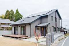 大きな吹き抜けのあるゆとりの和モダン邸宅