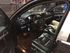 初代カイエンターボの左ハンドル運転席