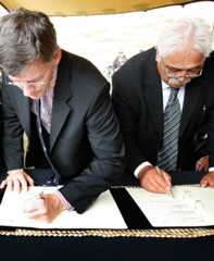 Signing the Ngāti Whātua settlement, 2010