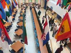 Bon Appétit employees serve lunch to students at Cafe Mac