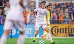 Image of Rodrigo Schlegel with the ball at his feet.