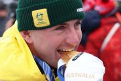 表彰式では金メダルをかじるなど、大喜びだったクーパー・ウッズだが…(ロイター)