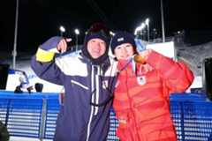 村上大輔チーフコーチ(左)と2人で記念撮影する戸塚優斗