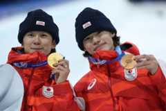 戸塚優斗(左)の指にはゴールドのネイルが(右は山田琉聖、ロイター)