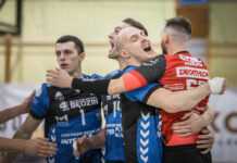 Jeszcze walczą. MKS wygrał pierwszy mecz barażowy zawodnicy na parkiecie