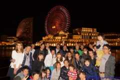 みなとみらいの夜景を背景に集合写真