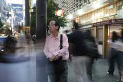 金曜日の夕刻、勤務先にほど近い飲み屋街にたたずむ記者58歳=2025年8月、竹花徹朗撮影